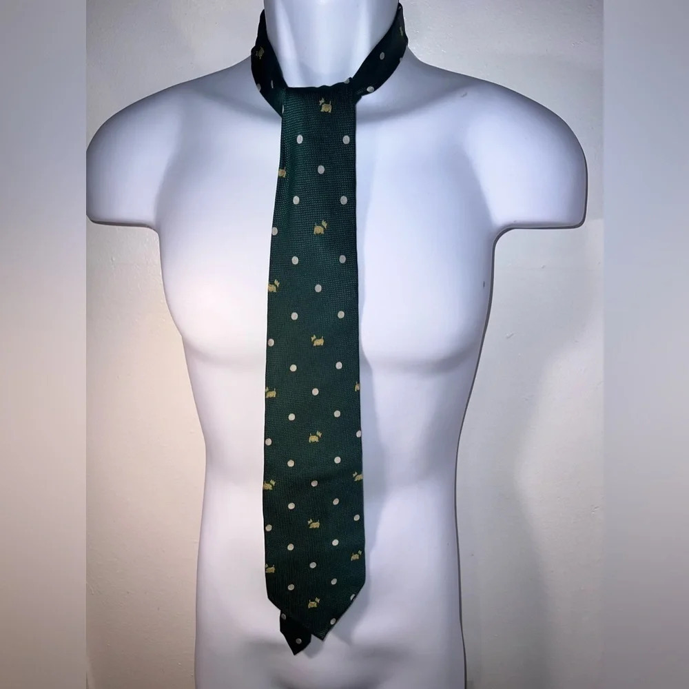 Chase Cult, 100% silk, dog novelty print tie. 1.25”-3.5”WX 57”L